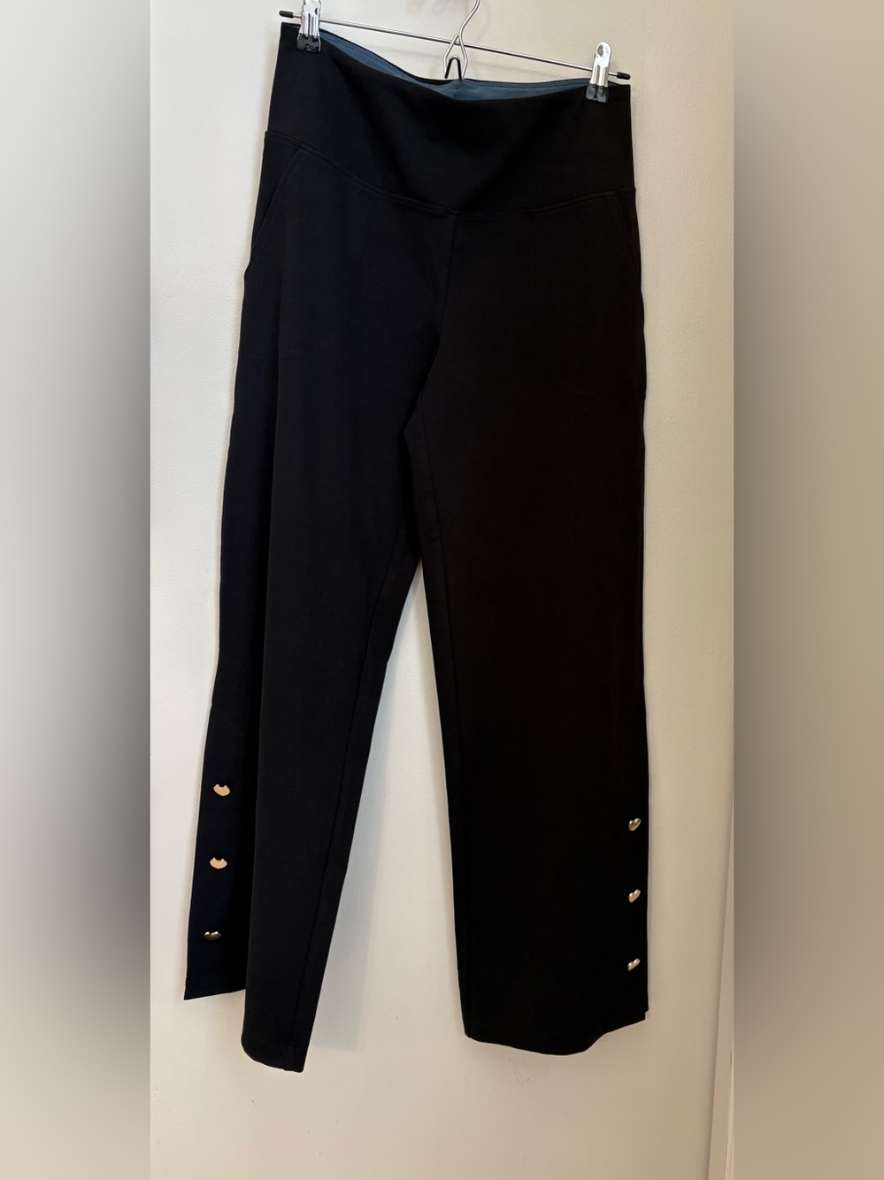 Women with Control Pull On Black Wide Leg Pants with Heart Buttons Size: 6T